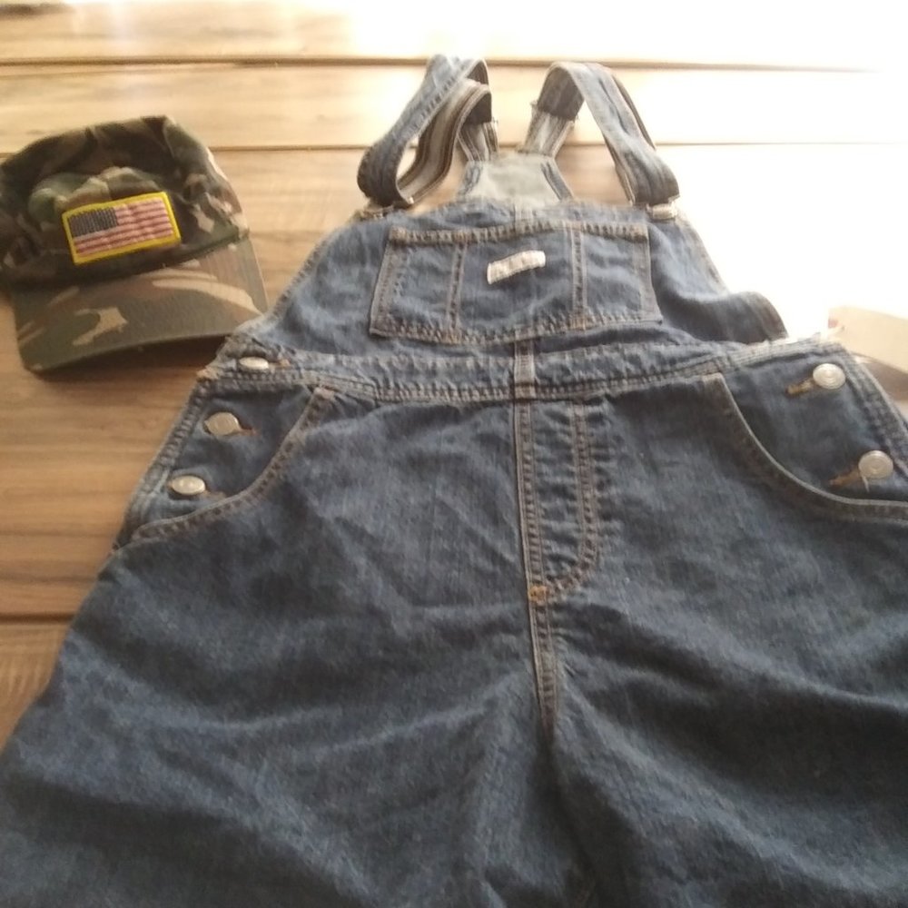 Levis Overall  shorts. Sz small new with  tags.